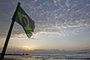  Fpolis - BR SC - amanhecer na praia mole com a bandeira do Brasil