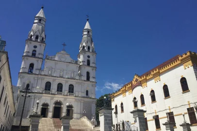 Roteiro pela Rua dos Andradas, em Porto Alegre (RS). Na foto, Igreja das Dores.