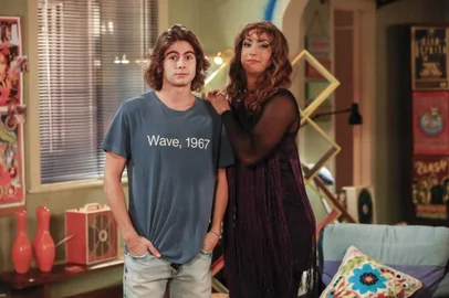 **Foto exclusiva Sinal Aberto, Verão 90: Gertrudes (Gabriel Godoy, à direita) conta para João ( Rafael Vitti) do encontro com Jerônimo (Jesuíta Barbosa) e Galdino (Gabriel). ***