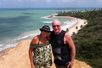 A praia de Coqueirinho, localizada no Conde, litoral sul da Paraíba é o local ideal para renovar as energias. A praia tem uma extensa faixa de areia com vários coqueiros que fazem sombras para os visitantes. Conta com muitas falésias coloridas, formações rochosas e águas cristalinas. Até o turista chegar nessa praia ele passará por muitas praias igualmente lindas. Vale MUITO o passeio!
