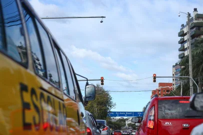  PORTO ALEGRE, RS, BRASIL, 05/07/2019: No cruzamento da Nilo Peçanha com a João Wallig há um sistema monitorado por câmeras que se autorregula de acordo com o fluxo de veículos.