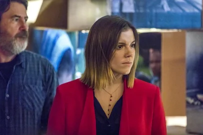 Padre Zoran (Ângelo Coimbra) e Dalila (Alice Wegmann), órfãos da terra