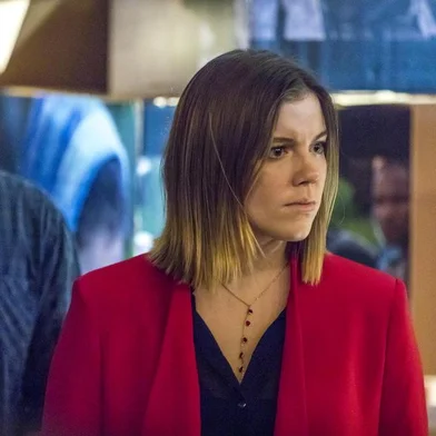 Padre Zoran (Ângelo Coimbra) e Dalila (Alice Wegmann), órfãos da terra