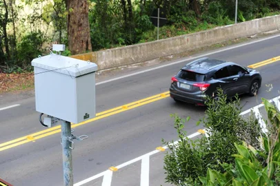  CAXIAS DO SUL, RS, BRASIL, 10/07/2019. BR-116 recebe reforço de sinalização no entorno de lombadas eletrônicas, em Caxias, e parte dos equipamentos é ligada. Na foto, controlador de velocidade localizado no KM 162 da BR-116, próxmio de Galópolis. (Porthus Junior/Agência RBS)