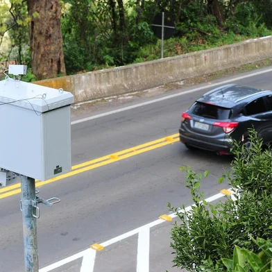  CAXIAS DO SUL, RS, BRASIL, 10/07/2019. BR-116 recebe reforço de sinalização no entorno de lombadas eletrônicas, em Caxias, e parte dos equipamentos é ligada. Na foto, controlador de velocidade localizado no KM 162 da BR-116, próxmio de Galópolis. (Porthus Junior/Agência RBS)