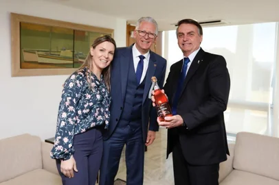 Prefeito de Farroupilha Claiton Gonçalves (PDT), no Palácio do Planalto com o presidente da República, Jair Bolsonaro (PSL). Também esteve no encontro a primeira-dama de Farroupilha e deputada estadual, Fran Somensi (PRB)