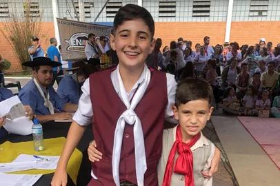 Soledade (RS): chuleador Vitor Hugo Benetti Alano, 13 anos, deu um exemplo de espírito tradicionalista, durante o Enart Pré-Mirim, Infantil e Juvenil, realizado em Soledade de 14 a 16 de junho, pelo MTG. Ao perceber que seu adversário Adalberto Machado Latroni, 9, do CTG Aldeia dos Anjos, de  Gravataí, caíra no tablado, ele interrompeu os passos e foi ampará-lo.