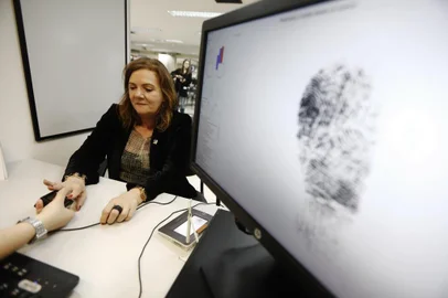  PORTO ALEGRE, RS, BRASIL - 11/07/2019 - Juizes eleitorais fazem cadastramento biométrico em esforço para divulgar para a populaão a necessidade do cadastro. (FOTO: ANSELMO CUNHA/ESPECIAL)