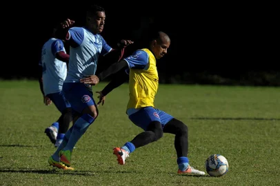  CAXIAS DO SUL, RS, BRASIL, 07/06/2019Treino do SER Caxias no centenário antes da partida contra o São Caetano no Estádio Anacleto Campanela pela série D do campeonato brasileiro. Leílson (atrás) Taiberson (atacante)(Lucas Amorelli/Agência RBS)