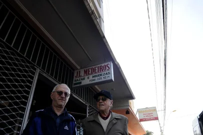CAXIAS DO SUL, RS, BRASIL (11/07/2019)Lauro de Medeiros e João Carlos de Medeiros, irmãos e proprietários do Medeiros, estabelecimento comercial no Sagrada Família que completa 60 anos no dia 13 de julho de 2019. . (Antonio Valiente/Agência RBS)