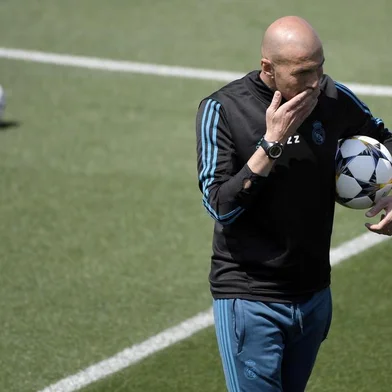 Real Madrid's French coach Zinedine Zidane attends a training session during Real Madrid's Media Open Day ahead of their UEFA Champions league final footbal match against Liverpool FC, in Madrid on May 22, 2018. / AFP PHOTO / Editoria: SPOLocal: MadridIndexador: GABRIEL BOUYSSecao: soccerFonte: AFPFotógrafo: STF