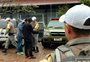 Estado transfere presos em viaturas para centro de triagem improvisado