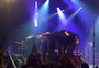 Abraço emocionante de Marcelo Gross e Beto Bruno marca show de despedida da Cachorro Grande