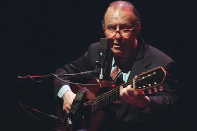 Show de Joao Gilberto*ARQUIVO* SÃO PAULO, SP, BRASIL, 24-04-2003: O cantor João Gilberto durante show no Tom Brasil, em São Paulo (SP). (Foto: João Wainer/Folhapress)Local: SÃ£o Paulo ;SP- SÃ£o Paulo ;Brasil