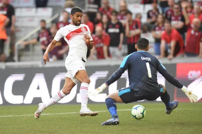  Athletico Paranaense enfrenta o Inter em Curitiba.