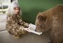 Em livro infantil, Rita Lee retrata força-tarefa para resgatar "ursa mais triste do mundo"