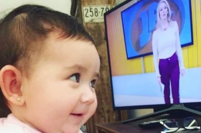 A filha, Clara, assiste à mãe Daniela Ungaretti no Bom Dia Rio Grande.