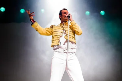 Ator Fábio Schmidt interpreta o músico Freddie Mercury no espetáculo Freddie Rock Star, que abre a programação do Caxias em Cena 2018, dia 9 de agosto.