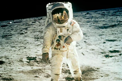 *** 40 anos Lua - AP/EFE ***40 anos da chegada do homem à Lua (20 de julho de 1969). - foto tirada por Neil Armstrong (refletido no capacete) em que aparece o astronauta Edwin Aldrin caminhando no solo lunar. Fonte: AP Fotógrafo: Neil Armstrong/Nasa