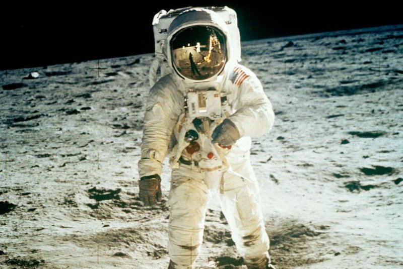 *** 40 anos Lua - AP/EFE ***40 anos da chegada do homem à Lua (20 de julho de 1969). - foto tirada por Neil Armstrong (refletido no capacete) em que aparece o astronauta Edwin Aldrin caminhando no solo lunar. Fonte: AP Fotógrafo: Neil Armstrong/Nasa