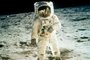 *** 40 anos Lua - AP/EFE ***40 anos da chegada do homem à Lua (20 de julho de 1969). - foto tirada por Neil Armstrong (refletido no capacete) em que aparece o astronauta Edwin Aldrin caminhando no solo lunar. Fonte: AP Fotógrafo: Neil Armstrong/Nasa
