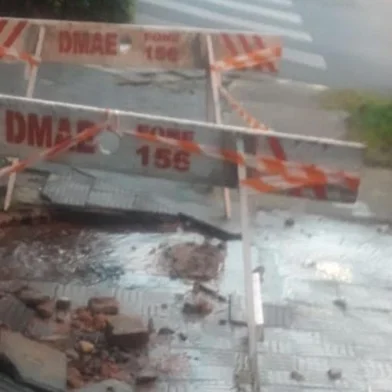 Há oito dias está vazando água de um cano na rua Plinio Brasil Milano, 280.O DMAE já esteve lá uma vez e não arrumaram. Enquanto isso milhares se litros de água estão sendo jogados fora. Ligamos diversas vezes e nada é feito.Dois chamados já foram abertos no DMAE e até agora nada foi feito!
