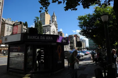  CAXIAS DO SUL, RS, BRASIL 11/04/2019Permanência ou não das bancas de revistas em espaços públicos de Caxias foi parar na Justiça. Ouvimos os donos e a opinião das pessoas na rua. Banca da Ana na Praça Dante Alighieri. (Felipe Nyland/Agência RBS)