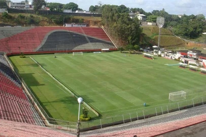 #PÁGINA:39O estádio Barradão, em Salvador  é localizado numa baixada que dá idéia de imenso caldeirão Fotógrafo: Leandro Behs