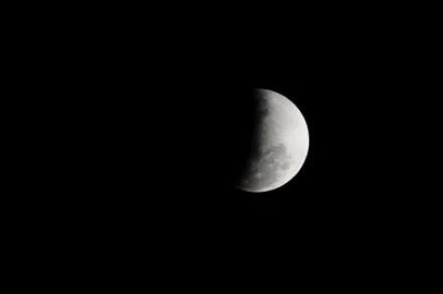  CAXIAS DO SUL, RS, BRASIL, 16/07/2019. Eclipse parcial da Lua é visto em Caxias do Sul. (Porthus Junior/Agência RBS)Indexador: Porthus Junior                  