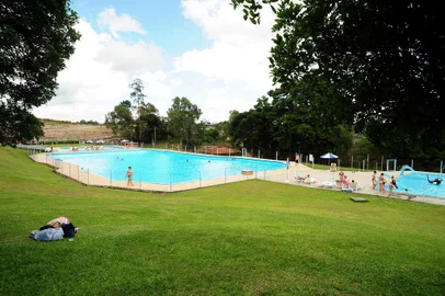  CAXIAS DO SUL, RS, BRASIL, 31/01/2018 - Verão com clima instável tem afastado veranistas das piscinas. Em dias com pouco sol e água fria poucos, poucas pessoas arriscam um banho. NA FOTO: Parque Aquático Calhambeque. (Marcelo Casagrande/Agência RBS)