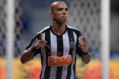 MG - COPA DO BRASIL/CRUZEIRO X ATLÉTICO-MG/FINAL - ESPORTES - Diego Tardelli, do Atlético-MG, comemora seu gol marcado em   partida   contra o Cruzeiro,  válida pela final da Copa do Brasil,   realizada no   Estádio Magalhães Pinto, o Mineirão, em Belo   Horizonte (MG), na   noite desta quarta-feira (26).     26/11/2014 - Foto: FERNANDO SOUTELLO/AGIF/ESTADÃO CONTEÚDO