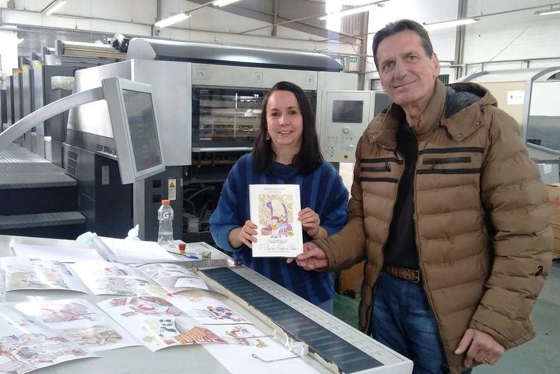 Maristela Deves e Ernani Carraro acompanham impressão do livro O Baú dos Contos de Fadas