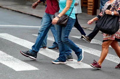 PORTO ALEGRE, RS, BRASIL, 25/04/2019- Cinco anos do Estatuto do Pedestre. Na foto- faixa de pedestre. (FOTOGRAFO: FERNANDO GOMES / AGENCIA RBS)