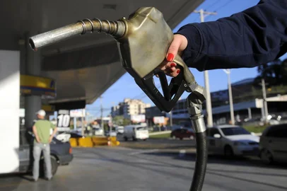  CAXIAS DO SUL, RS, BRASIL, 18/10/2012 - Ainda não falta gasolina nos postos de Caxias do Sul. Porém estoques estão baixos. (JONAS RAMOS / ESPECIAL)Indexador: JONAS RAMOS