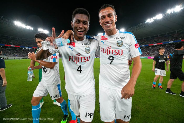 jogar futebol no Japão