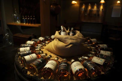  BENTO GONÇALVES, RS, BRASIL, 16/07/2019 - A Union Distillery, no Vale dos Vinhedos, é a primeira destilaria no Brasil a abrir as suas portas para o turismo de experiência. Fizemos o passeio guiado pelo supervisor comercial, Volnei Trintinaglia, seguido da degustação dos whiskys produzidos pela empresa. (Marcelo Casagrande/Agência RBS)