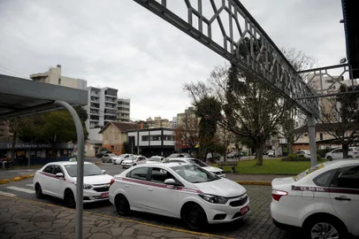  CAXIAS DO SUL, RS, BRASIL, 19/07/2019Taxistas fazem chamadas falsas para Uber na rodoviária de Caxias do Sul. (Lucas Amorelli/Agência RBS)