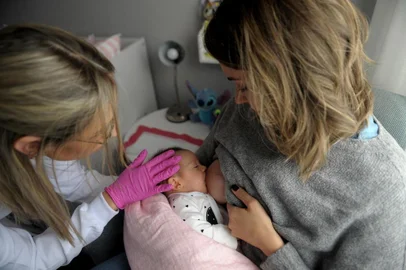  CAXIAS DO SUL, RS, BRASIL, 10/07/2019Consultoria de amamentação. Acompanhamos a visita na casa da bêbê Clara. (Lucas Amorelli/Agência RBS)