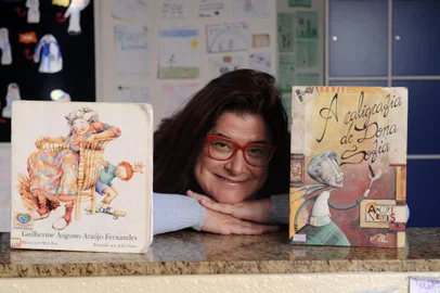  CAXIAS DO SUL, RS, BRASIL (18/07/2019)Projeto de leitura relacionado ao Dia do Amigo e Dia dos Avós na escola Caminhos do Saber enche as paredes de recados e arrecada donativos para o Lar da Velhice. Na foto, Liliane Fernandes Curzer, contadora de histórias e bibliotecária da escola.(Antonio Valiente/Agência RBS)
