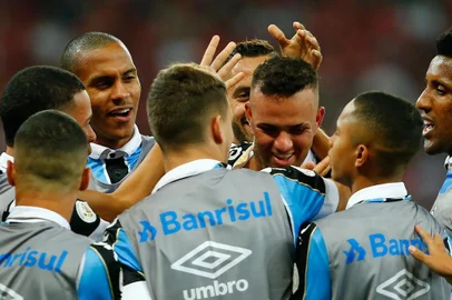Inter e Grêmio se enfrentam no Estádio Beira-Rio pela 11ª rodada do Brasileirão. Clássico Gre-Nal 421. Gol do Luan