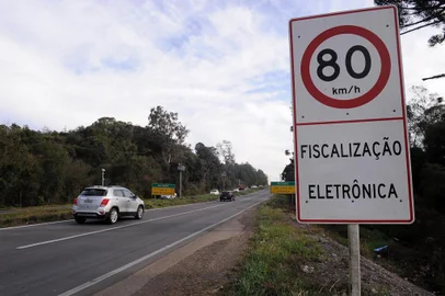  CAXIAS DO SUL, RS, BRASIL, 21/07/2019 - Pardais estão desativados nas rodovias gaúchas. NA FOTO: ERS 122, próximo ao Campus 8 da UCS. (Marcelo Casagrande/Agência RBS)