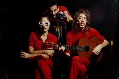 O Terno lança seu álbum de estúdio, <atrás/além> no Theatro São Pedro