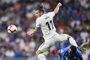 Real Madrids Welsh forward Gareth Bale (L) challenges Getafes Uruguayan defender Damian Suarez during the Spanish League football match between Real Madrid and Getafe at the Santiago Bernabeu stadium in Madrid on August 19, 2018. / AFP PHOTO / JAVIER SORIANO