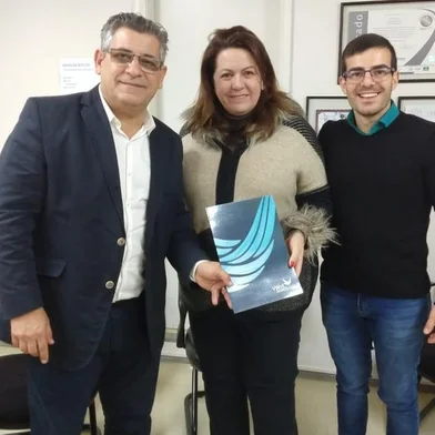 Deputado federal Nereu Crispim (PSL), vereador Rafael Bueno (PDT) e a diretora do Virvi Ramos, Cleciane Simsen. O vereador Rafael Bueno/PDT acompanhou o deputado federal Nereu Crispim/PSL em visitas aos hospitais Virvi Ramos e Geral na tarde desta sexta-feira (19). Nesta semana, o deputado já havia se comprometido a destinar R$ 250 mil para cada instituição e hoje anunciou que irá repassar mais R$ 300 mil para cada hospital, totalizando R$ 1,1 milhão em recursos. 