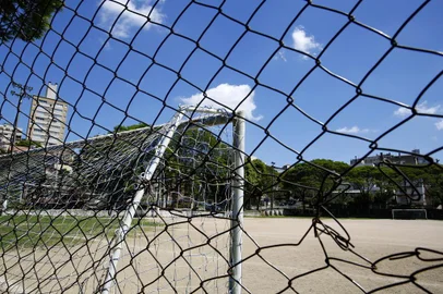  PORTO ALEGRE, RS, BRASIL, 04-11-2013: Campo de futebol no Parque Municipal Ararigboia, no bairro Petrópolis. Moradores do entorno pedem o fim do campeonato municipal de futebol amador no local. (Foto: Mateus Bruxel / Diário Gaúcho)