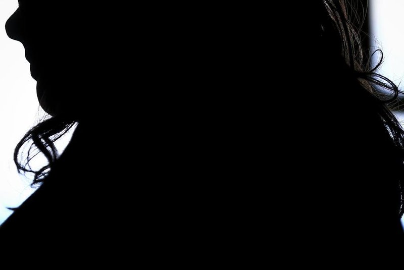 CAPÃO DA CANOA, RS, BRASIL, 10-08-2018: Adolescente de 16 anos da Escola Estadual de Ensino Médio Luiz Moschetti, em Capão da Canoa, no corredor do colégio. Ela faz parte de um grupo formado por professores e estudantes para discutir a depressão entre adolescentes da instituição. Cipave, órgão ligado à Secretaria Estadual da Educação, faz primeiro levantamento sobre suicídio e automutilação entre estudantes.  (Foto: Mateus Bruxel / Agência RBS)