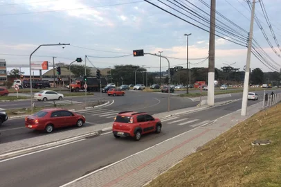 Alça de acesso a estacionamento é utilizada para evitar sinaleira na RS-453, em Caxias
