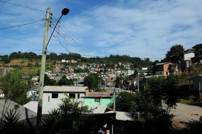 CAXIAS DO SUL, RS, BRASIL 02/04/2019Moradores da Rua Maria Demori Mazochi, loteamento Glória, em Caxias do Sul, temem que a rede elétrica, que passa por cima das casas, cause uma tragédia. (Felipe Nyland/Agência RBS)