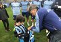 Família hostilizada no Gre-Nal é recebida pelo elenco do Grêmio no CT Luiz Carvalho