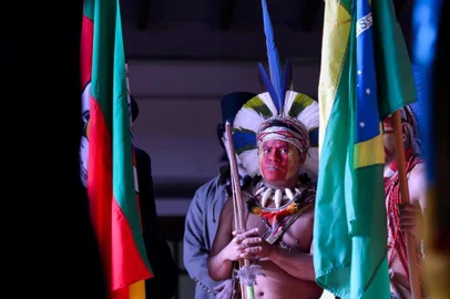 NOVA PETRÓPOLIS, RS, BRASIL, 18/07/2016. 44º Festival Internacional de Folclore de Nova Petrópolis. Abertura Oficial do 44º Festival Internacional de Folclore. Índio Pataxó da Aldeia da Coroa Vermelha, da Bahia. (Mauro Stoffel/Divulgação)